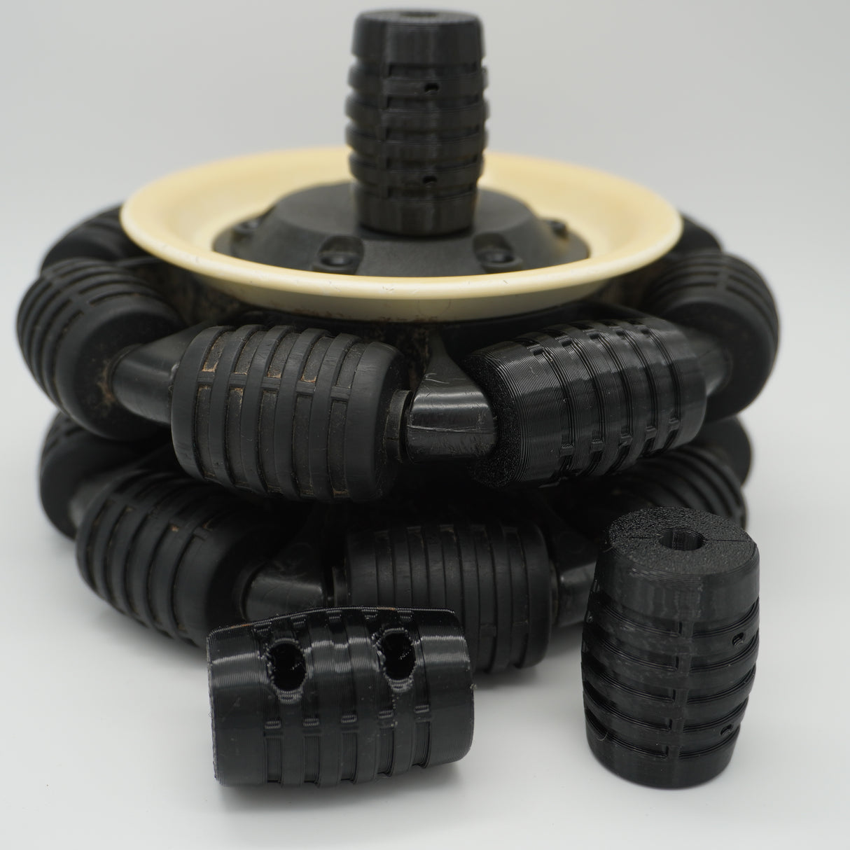 Seitenansicht der Ersatzrolle für das Omni-Wheel des Mammotion Luba Mähroboters.