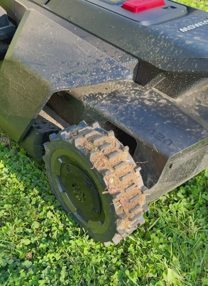 Reifen-Reinigungsspachtel-Set kompatibel mit Segway Navimow X420, X430, X450 und X460 in Anwendung