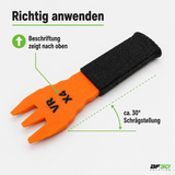 Anwendung des Reifen-Reinigungsspachtels mit Beschriftung oben und 30 Grad Schrägstellung