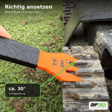 Reifen-Reinigungsspachtel richtig am Navimow X4 Reifen ansetzen mit Beschriftung nach oben und etwa 30 Grad Schrägstellung